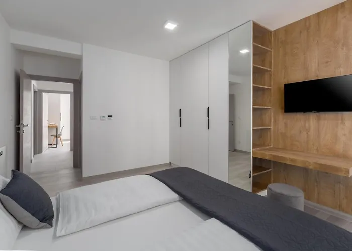 Apartment Matic With Balcony And Shared Pool Funtana