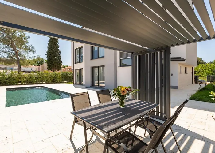 Matic With Balcony And Shared Pool Funtana