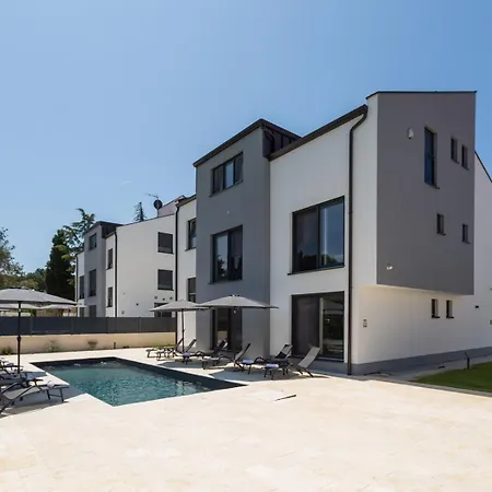Apartment Matic With Balcony And Shared Pool