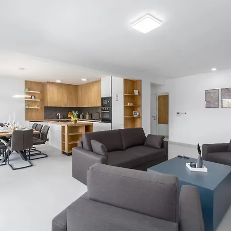 Apartment Matic With Balcony And Shared Pool Funtana
