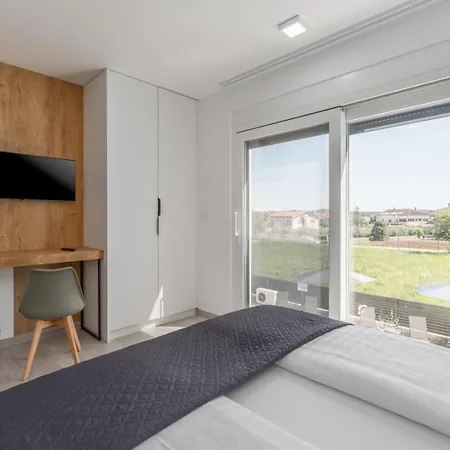 Matic With Balcony And Shared Pool * Funtana