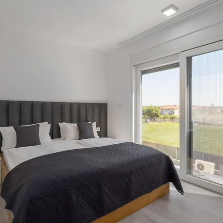 Matic With Balcony And Shared Pool Funtana