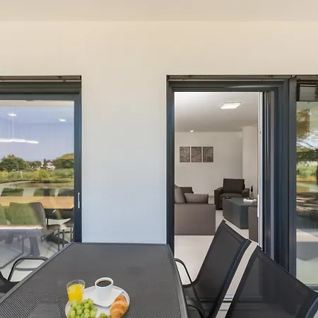 Matic With Balcony And Shared Pool * Funtana