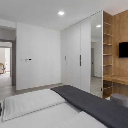 Apartment Matic With Balcony And Shared Pool Funtana