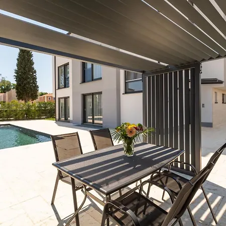 Apartment Matic With Balcony And Shared Pool Funtana