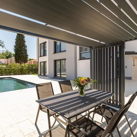 Matic With Balcony And Shared Pool Funtana