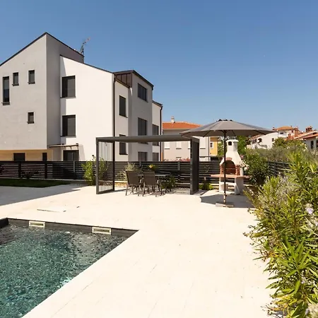 Apartment Matic With Balcony And Shared Pool Funtana